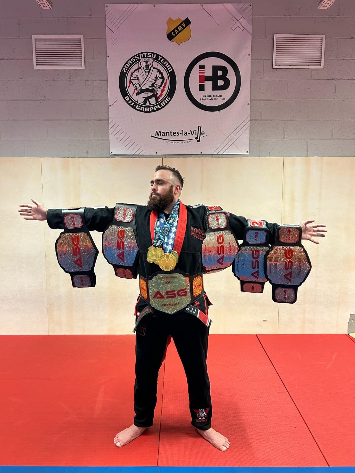 Champion avec ses ceintures